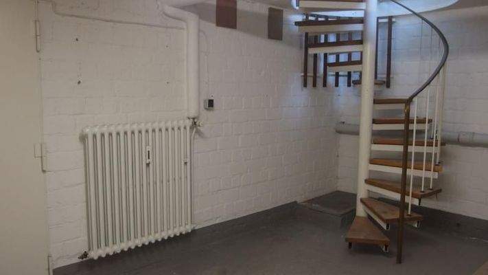 über die Wendeltreppe in den Lagerraum im Keller