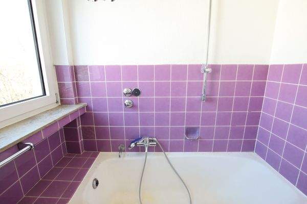 Tageslichtbad mit Wanne