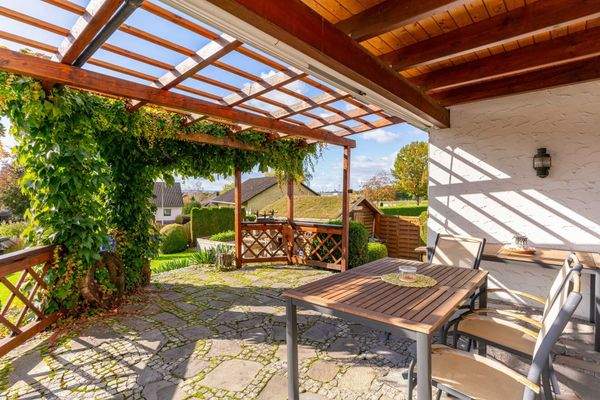 Überdachte West-Terrasse