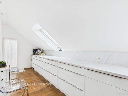 CAM04259G0-PR0083-STILL023