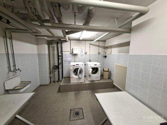 öffentliche Waschmaschine und Trockner