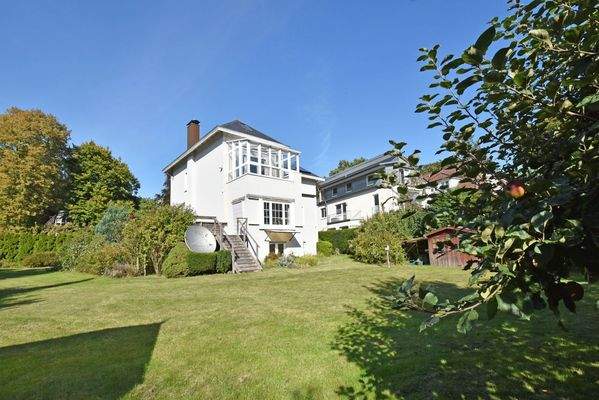 sonniger Garten gen Süden