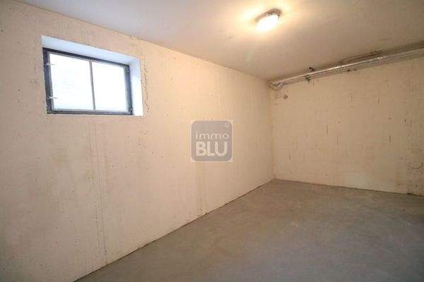 großer Kellerraum mit Strom & Fenster