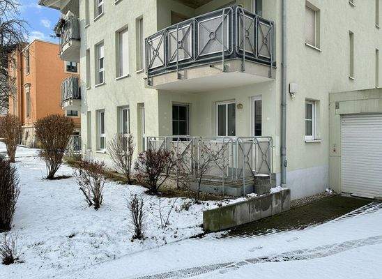 Straßenansicht des Mehrfamilienhauses