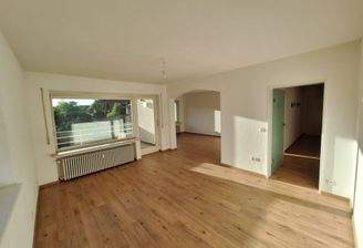 Zimmer geradeaus (Weitwinkelfoto)