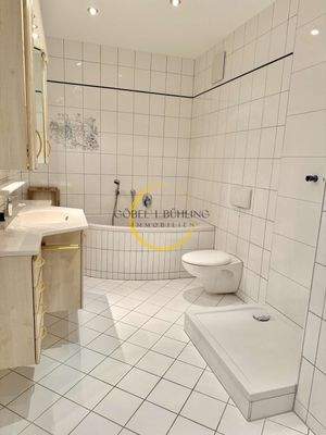 Bad mit Dusche & Eckwanne