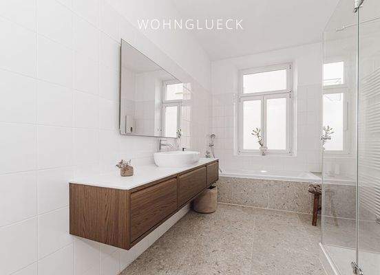 Großzügiges Tageslichtbad mit Dusche und Wanne