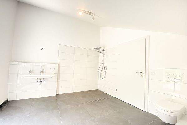 Bad im Obergeschoß mit Regendusche