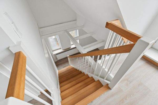 Die praktisch integrierte Holztreppe führt Sie nach oben ins großzügige Studio