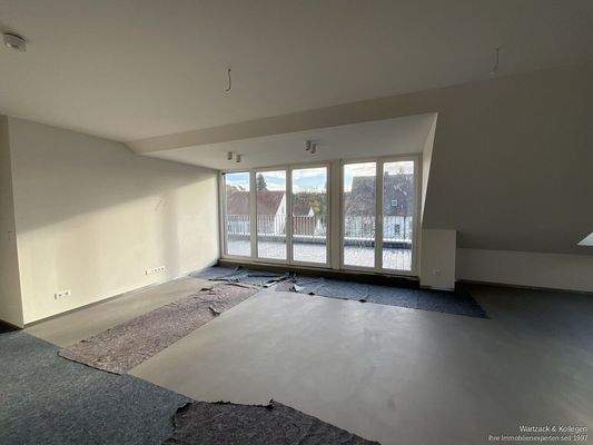 Wohnzimmer mit Zugang zur Dachterrasse