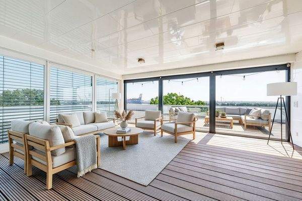 (KI) Große Loggia im Dachterrassengeschoss (KI)