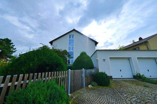 Außenansicht mit Garagen