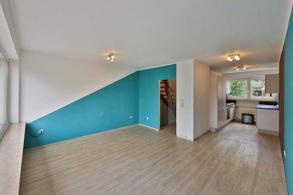 Wohnzimmer und Blick in die Küche