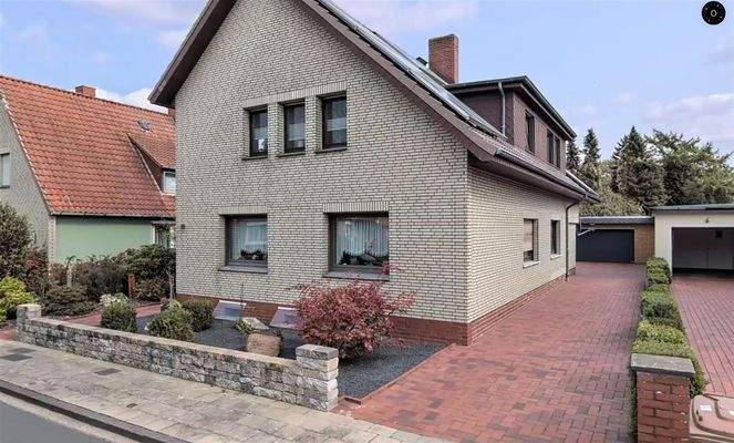 Details Ansicht mit Garage 