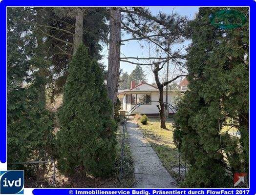 Blick von der Straße auf das Grundstück