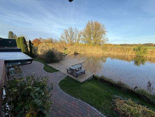 Terrasse am See mit Steg