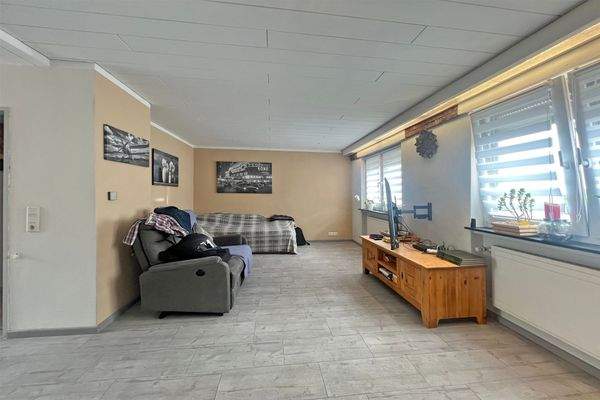 Wohnzimmer mit Holzkamin