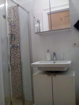 Badezimmer mit Dusche und WC sowie Fenster zum Lüften