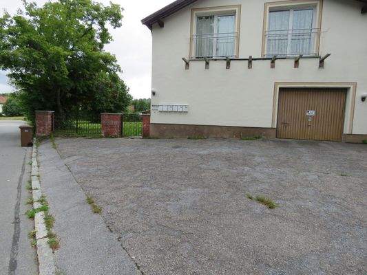 1 geteerter Stellplatz gehört zur Wohnung 