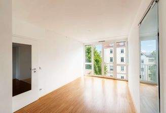 Helles Wohnzimmer mit bodentiefen Fenstern