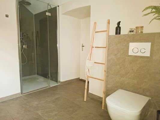 ... mit Dusche und Fenster TOP II