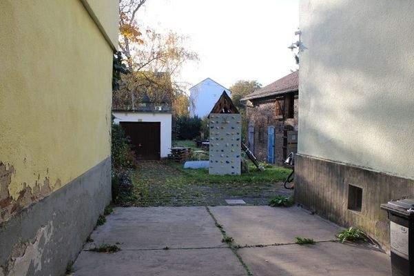 Hof mit Garage und Nebengebäude