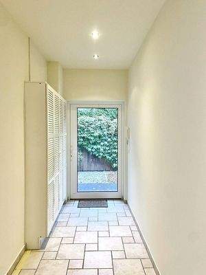 Flur fotografiert v. Küche aus