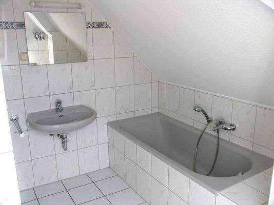 Bad mit Wanne (obere Ebene)