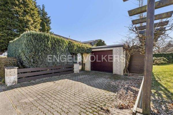 Garage mit angebautem Holzschuppen