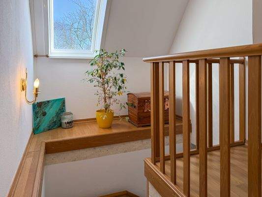 23. Einliegerwohnung Treppenaufgang OG.jpg