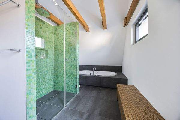 Modernes Bad mit bodengleicher Dusche, großer Bade