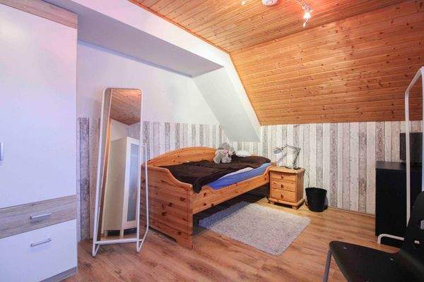 Schlafzimmer 2 im 1. OG