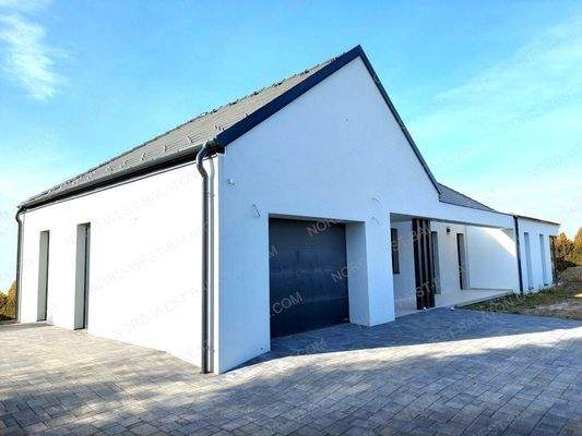 Außenansicht mit Garage