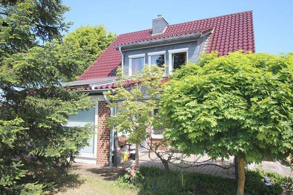 Gartensicht auf Haupthaus mit überdachter Süd-Terrasse u. Wintergarten