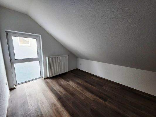 Arbeitszimmer mit bodentiefem fenster.jpg