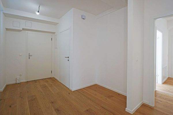 Eingangsbereich mit Garderobe und Toilette