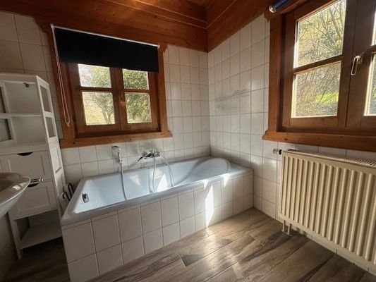 Bad mit Wanne im EG