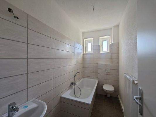 Tageslichtbad mit Wanne