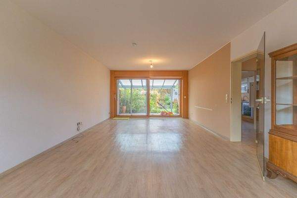 großes Wohn-Esszimmer mit Zugang zur Terrasse