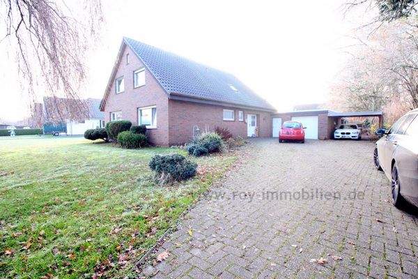 Front- / Seitenansicht mit Auffahrt