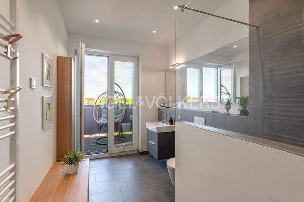 Badezimmer mit Zugang auf den Balkon