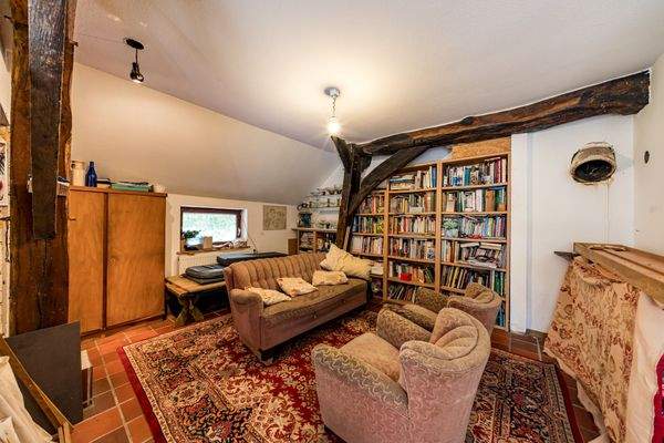 Wohnbereich mit Bücherregal