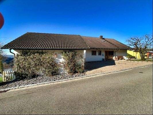 Gebäudeansicht und Garagen