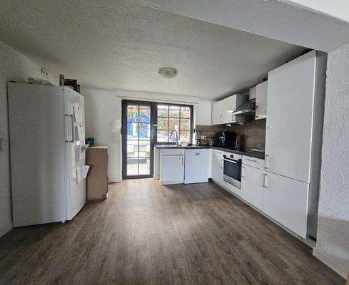 Küche mit Tür zur Terrasse