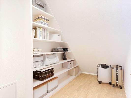 Abstellraum mit Regalen