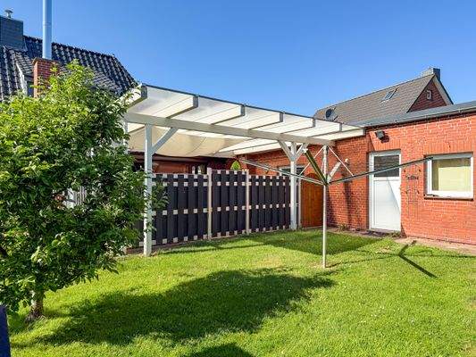 7. Pflegeleichter Garten mit Garage und Hobbyraum.