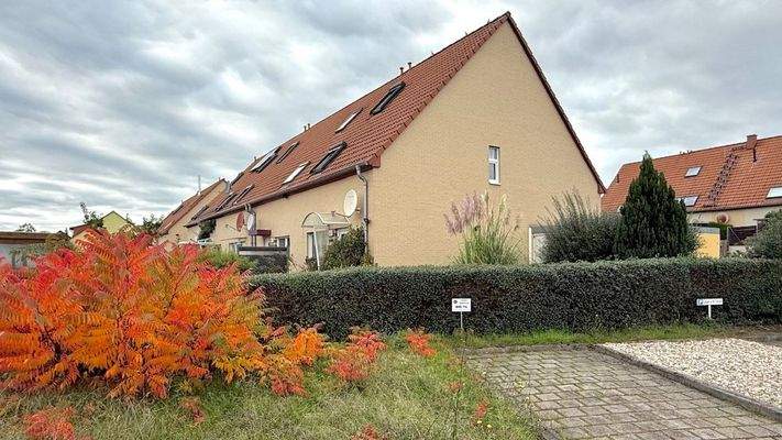 Blick von der Straße auf die Immobilie