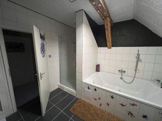 Bad mit Wanne und Dusche