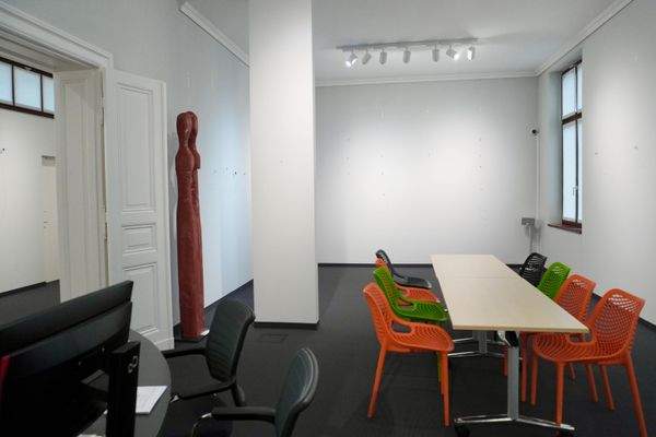 Büroraum mit Konferenztisch