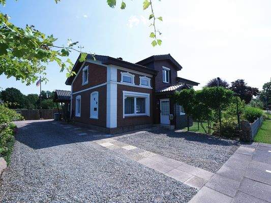 Straßenansicht der Immobilie